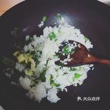 冰箱摸出小白菜几棵,鸡蛋一枚