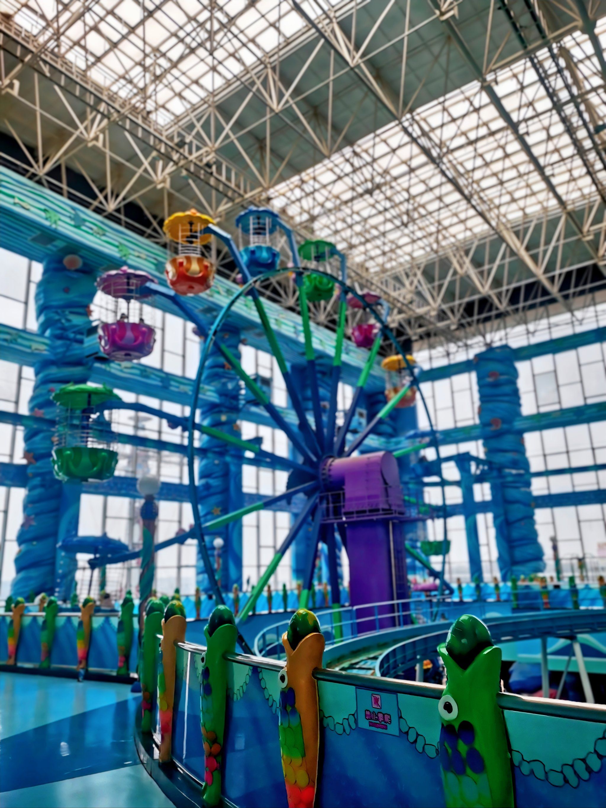 冬天天气冷了,室内的游乐场有了优势,小符号那里抢到的券二大一小还是