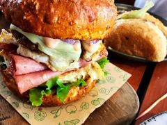 双蛋指椒牛肉汉堡-魏斯理汉堡(西安沣东吾悦店)