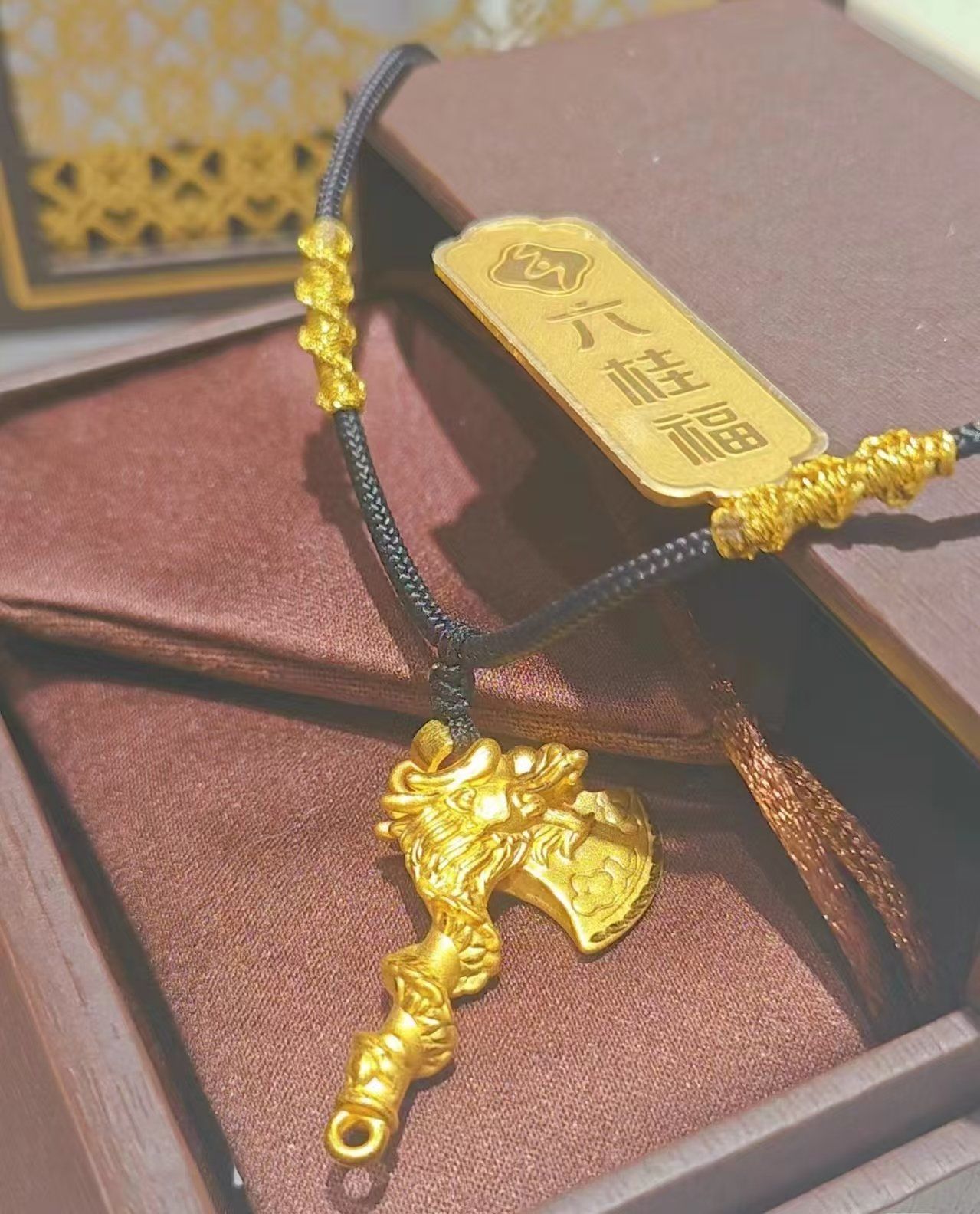 n护家金斧·硬金吊坠,龙图腾加持,斧头造型惟妙惟肖尽显阳刚坚毅#足金