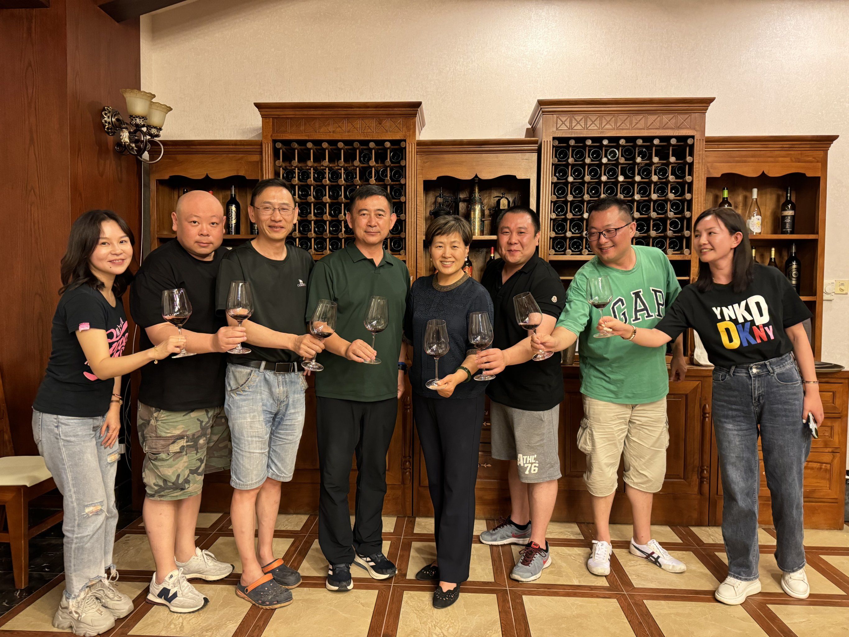 出游志 天塞酒庄的庄主,富足但低调,为