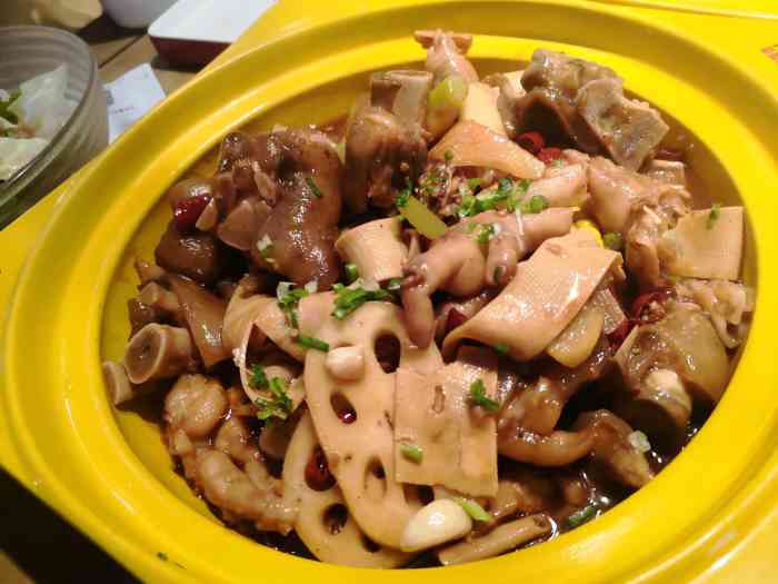 多嘴肉蟹煲(吾悦广场店)-"来黄岛吃个网红披萨,结果人太多排不上队,.