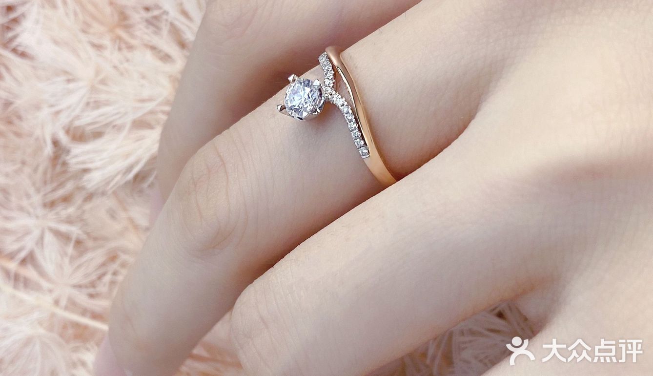 原来只是看中了女戒，特地跟男友到爱登珠宝看了样板