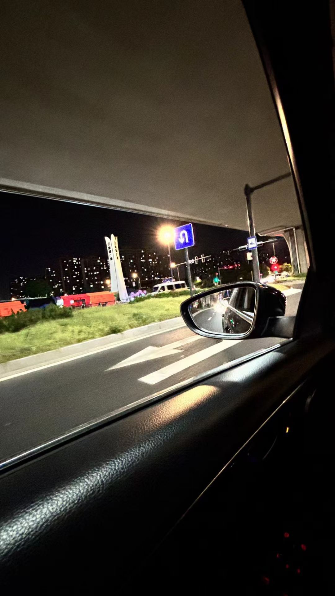 夜晚驾车的快乐时光