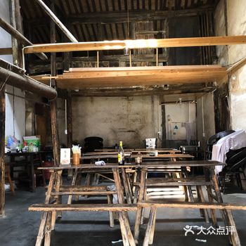 ：停车场收费很便宜，4小时内都是10元