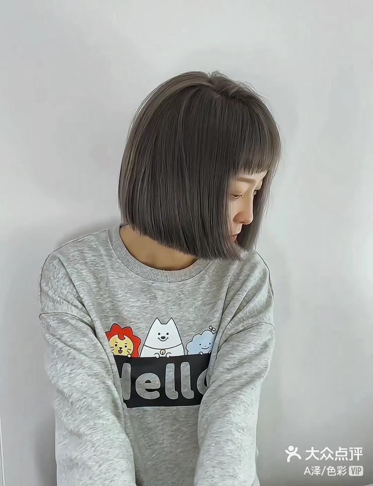 奶茶灰是一种非常流行且时尚的发色它的颜色类似于奶茶但加入