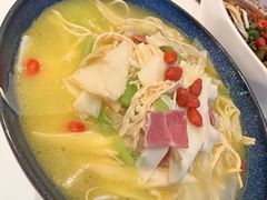 -巷子宽·酸菜鱼(迪士尼小镇店)