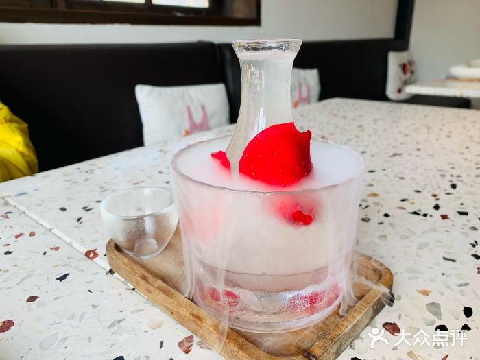 素描餐厅玫瑰与山泉米酒的浪漫图片