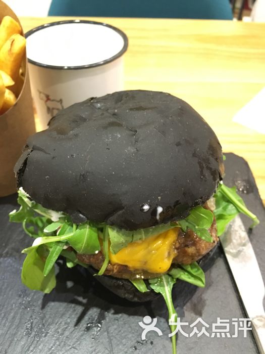 墨鱼汁牛肉汉堡