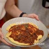 深夜灯火摇曳，人影凭栏，觅的小巷一处有温度的蛋包饭