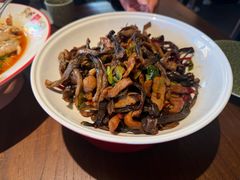 鹿茸菇炒雪花猪肉-破三川·新川菜(静安大融城店)