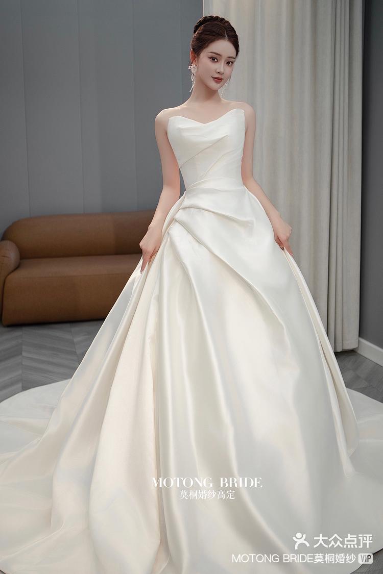 简约又不失华丽的缎面婚纱 m型领口设计展-大众点评
