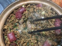 鹅乸腊肠排骨煲仔饭-阳江河堤老牌曾记美食