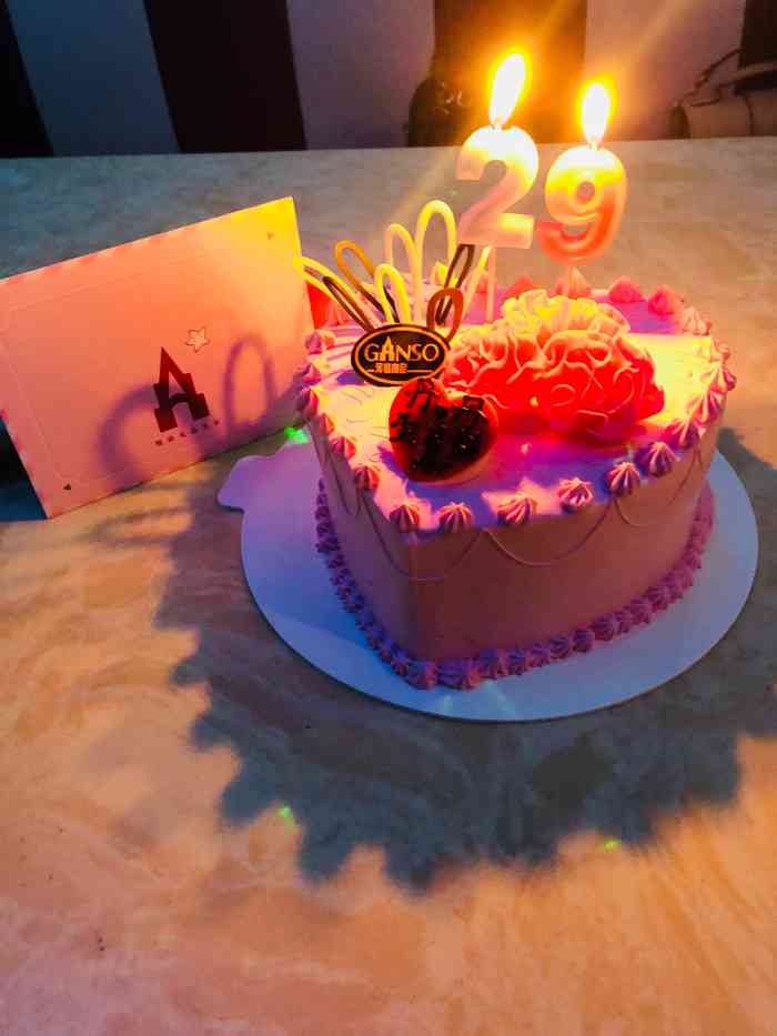 蜡烛,餐盘,干的湿的纸巾,小贺卡等一应俱全,基本过个生日吃个蛋糕需要