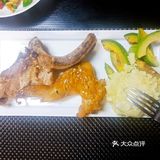 八成熟，将二荆条切断下锅翻炒。☞烤肋排和烤鸡翅