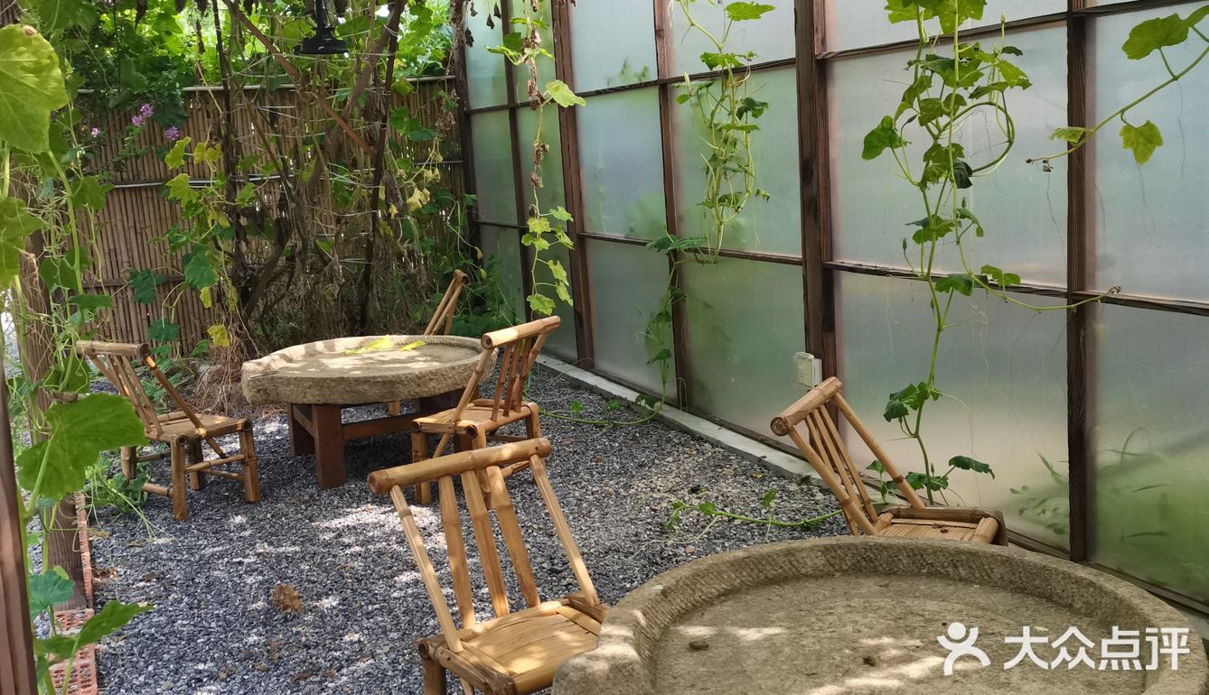 我去的那家店是网红打卡店，主打顺德菜。是一个独立的庭院