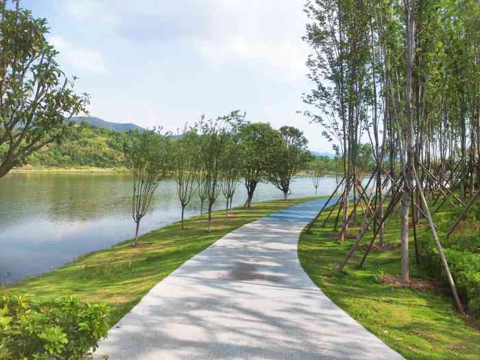 两江新区协同创新区明月湖-"位置于龙兴,现在还在维护中,还没有完全修