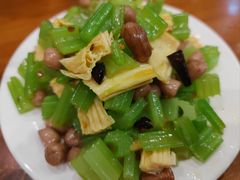 芹菜花生米-宝瑞门钉肉饼店