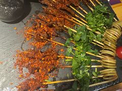 -何师烧烤·小龙虾·江湖川菜·精酿啤酒(成温店)