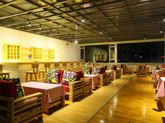 自由生活休闲吧，喝茶看书发呆赏夜景-第三极国际青旅(独克宗古城店)