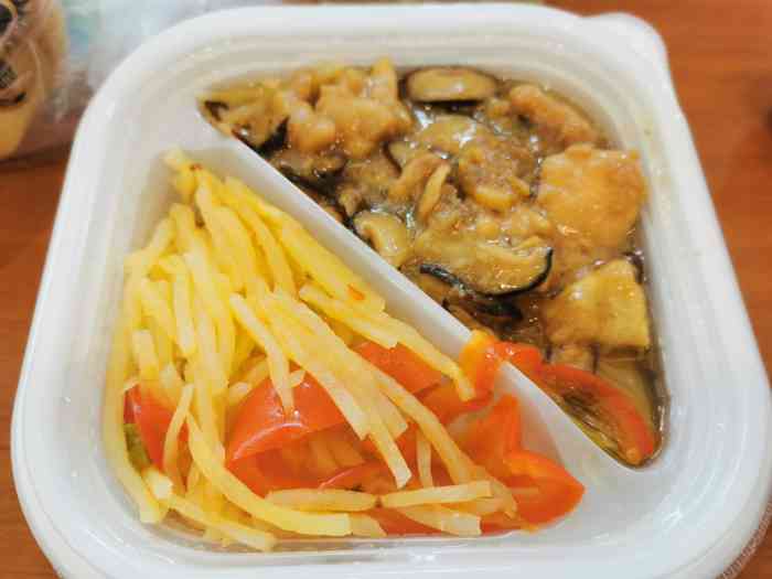 打分 今日香菇滑鸡便当干净卫生,健康标准,好吃不贵(ω)嘿