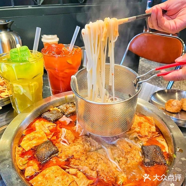 这家文艺螺蛳粉火锅店，闻着滂臭吃着真香！