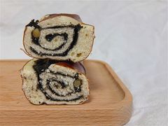 黑芝麻松子碱水-慢熟面包店bud bread(孩儿巷店)