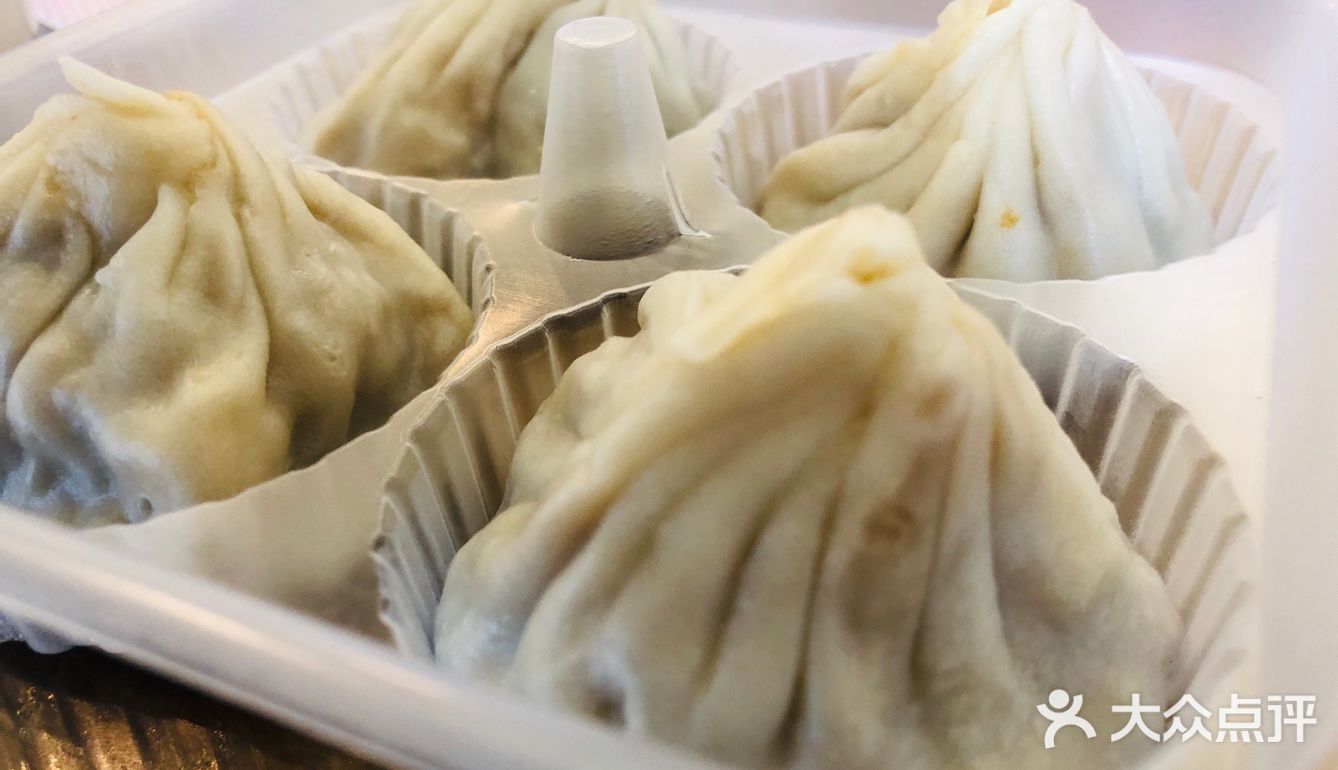三鲜馄饨和小笼包一直是最具无锡特色的小吃