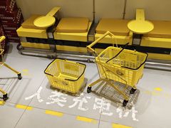 -咻啵翔翔零食基地(万达广场店)