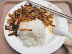 菌菇腊肉饭-北大家园食堂