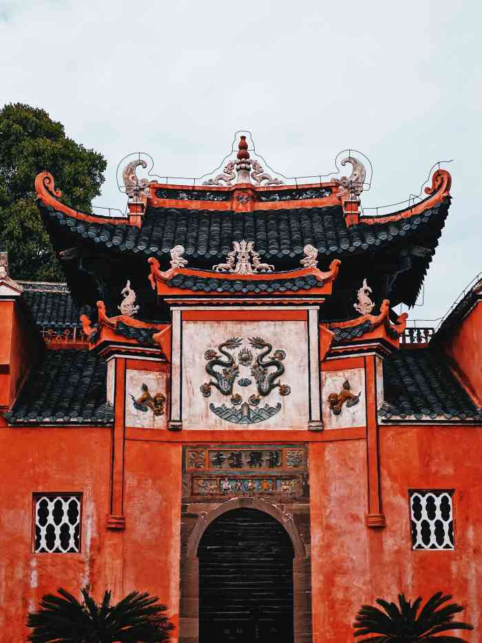 龙兴讲寺-"龙兴讲寺坐落在沅陵县城西北角的虎溪山麓,.