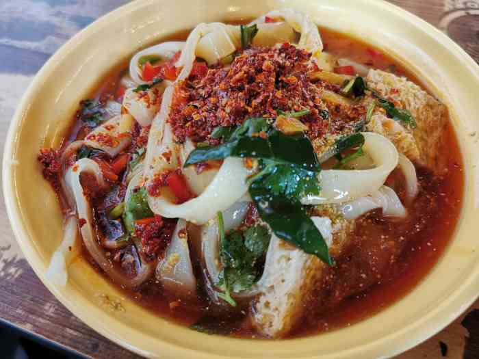 黄面凉皮配着稠稠的卤子吃起来很爽,那个卤子有点像卤汁凉粉里的卤子