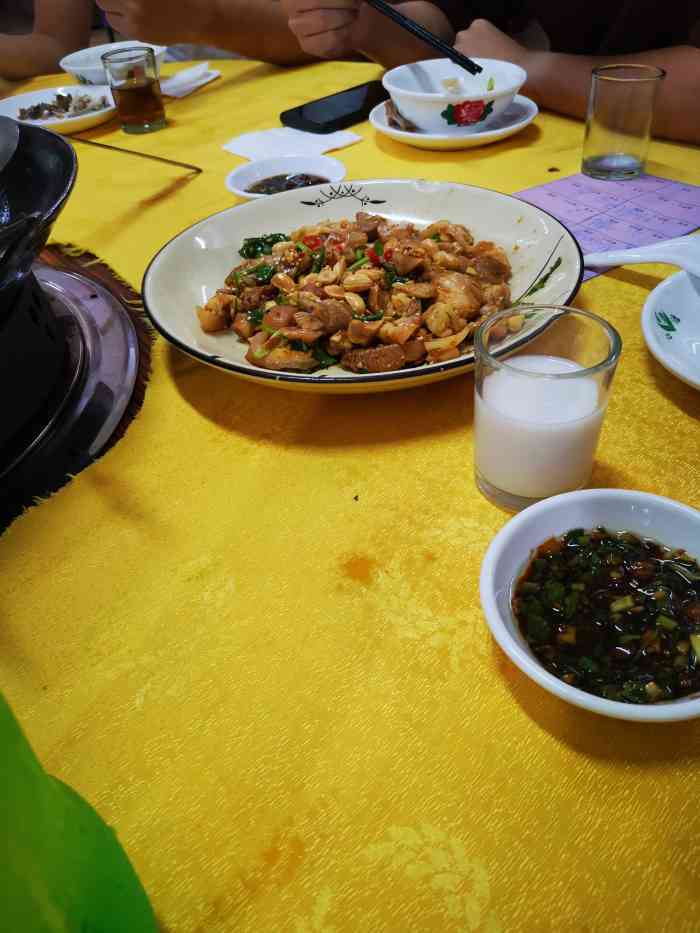 华丰沙饭店"已经是老客户了,公司部门或者朋友聚餐都来.