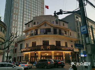 久违的场场满座 久违的笑声欢呼声