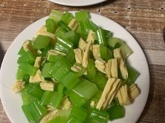 芹菜腐竹-宝瑞门钉肉饼店