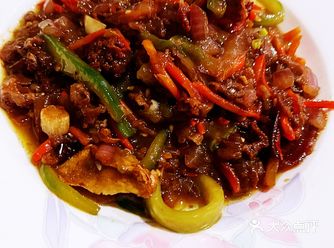 食材：肥牛，油，蒜，姜，黄酱，孜然粉，料酒，洋葱