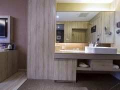 -西安大雁塔科技大学地铁站亚朵酒店