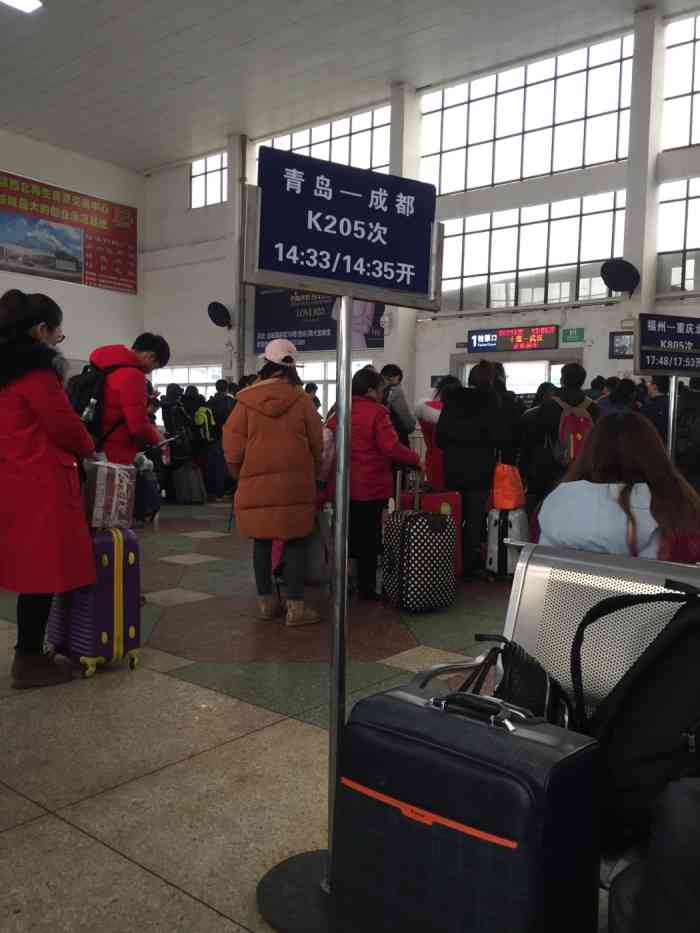 一个小小的火车站,赶车的人也不多.