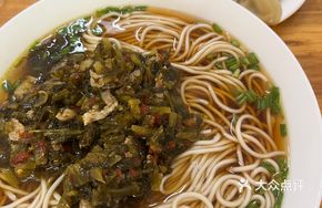 Spicy Snow Cabbage and Pork Noodles