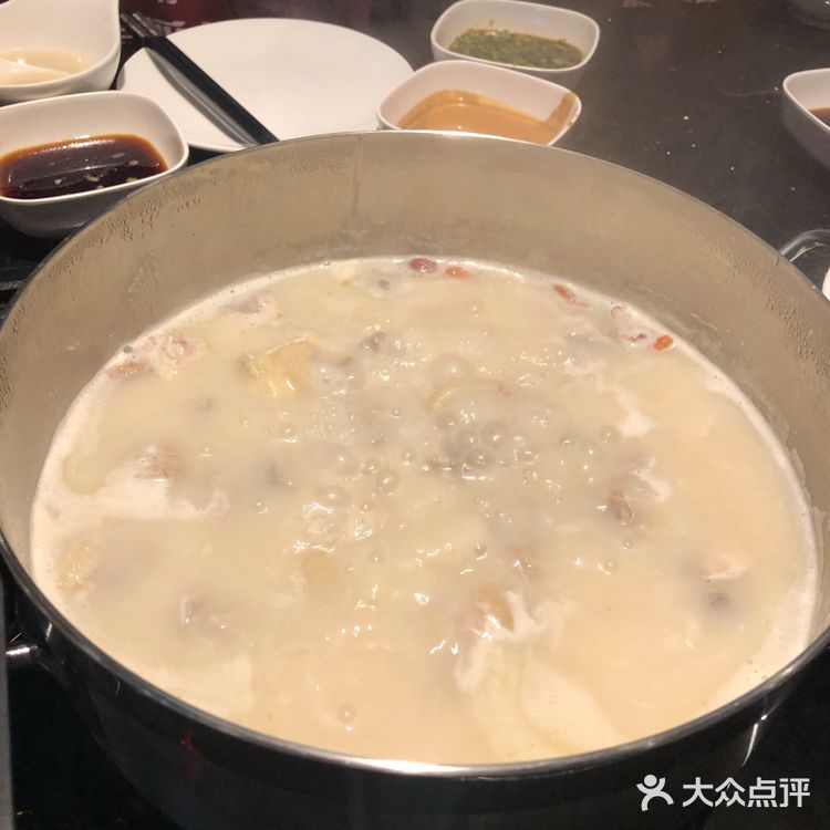 点了套餐另外加菜。服务员非常热情，一直帮忙