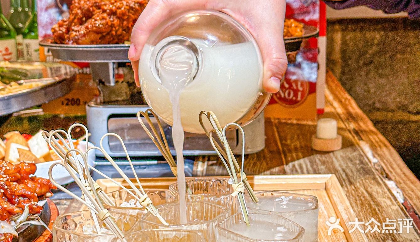 酒精绝缘体破防啦！蜂巢米酒好喝到说不出话……