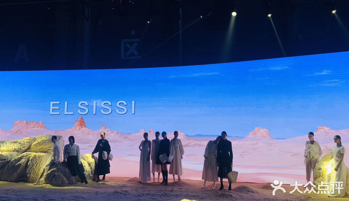 最惊艳的要数品牌创始人骑着白马出场