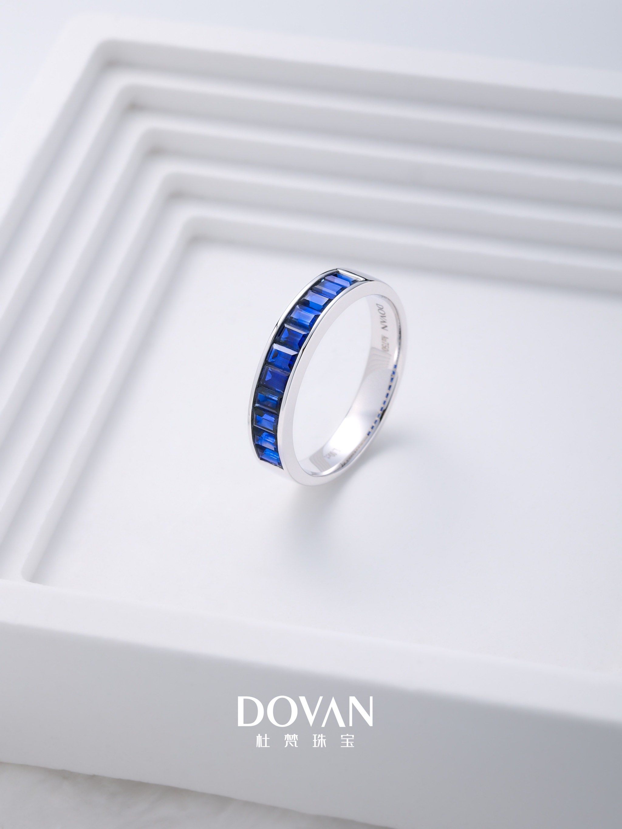 经典蓝宝石排戒款式,18k金镶嵌