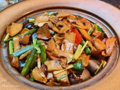 烟熏腊肉炒鹿茸菇-云海肴云南菜·蒸汽石锅鱼(青岛万象城店)
