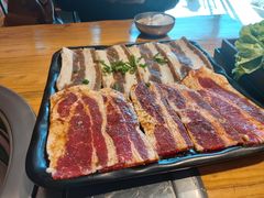 秘制肥牛肋条-枣玛露炭火烤肉脊骨锅