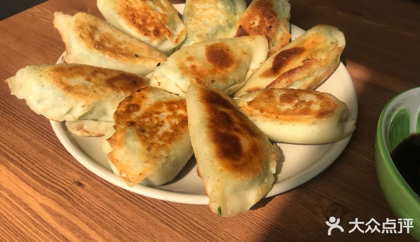 韭菜盒子配腊八蒜，绝了！！！