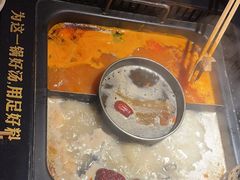 -老牌坊云南鱼豆花火锅(哈西万达店)