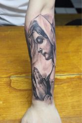 -Black Tattoo Studio