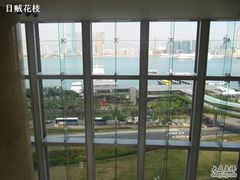 餐厅外中庭区窗外海景-Caprice(香港四季酒店)