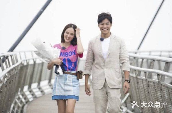 随后在她的额头上轻轻的亲了一口，甜蜜得让人羡慕